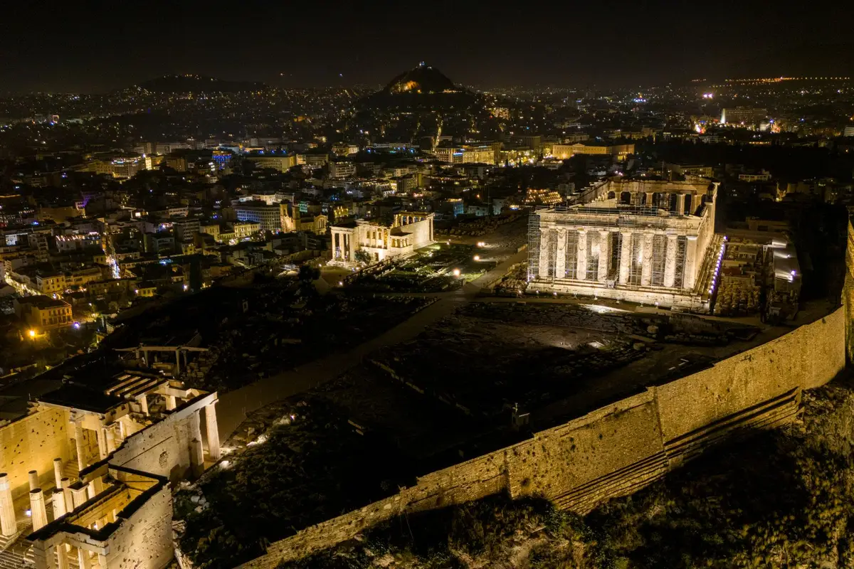 Partenon iluminado e o monte Licabeto ao fundo na noite de Atenas, onde ver os fogos do réveillon