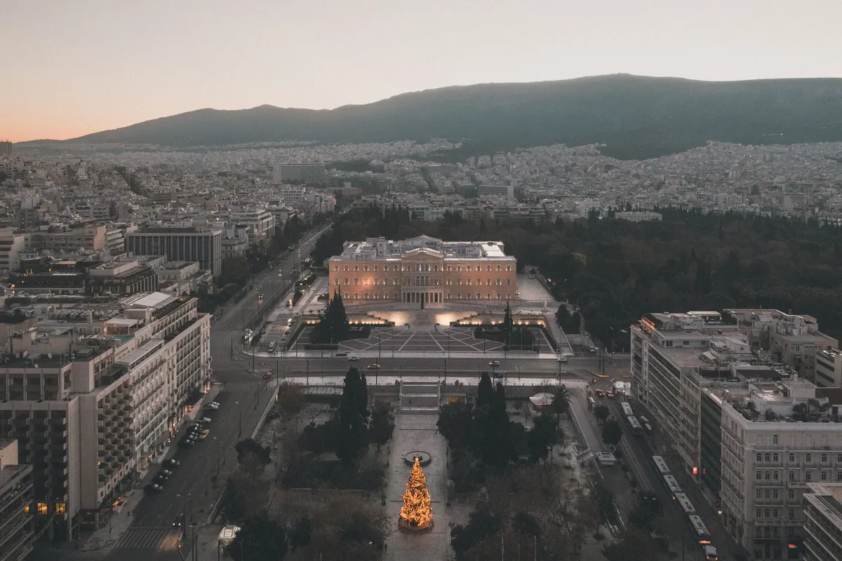 Praça Syntagma, em Atenas, com a árvore de Natal acesa diante do Parlamento grego, palco da festa de réveillon
