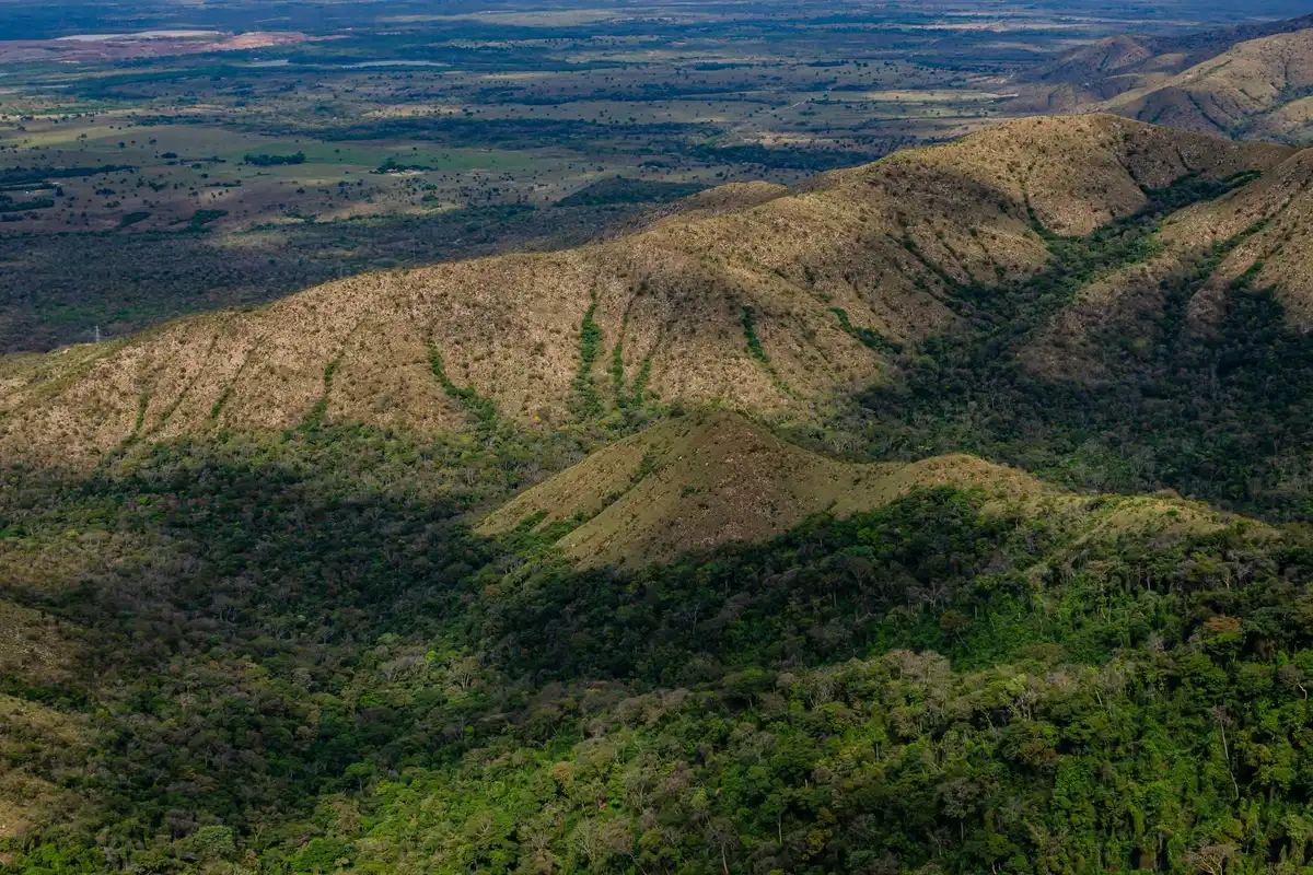 Vista aérea de florestas e morros da Chapada dos Guimarães, em Mato Grosso