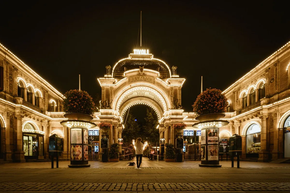 Entrada dos Jardins Tivoli em Copenhague, parque que abre na virada do ano