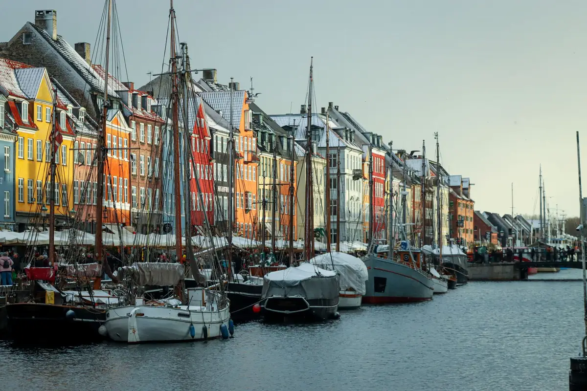 Canal de Nyhavn no inverno em Copenhague, perto da virada do ano