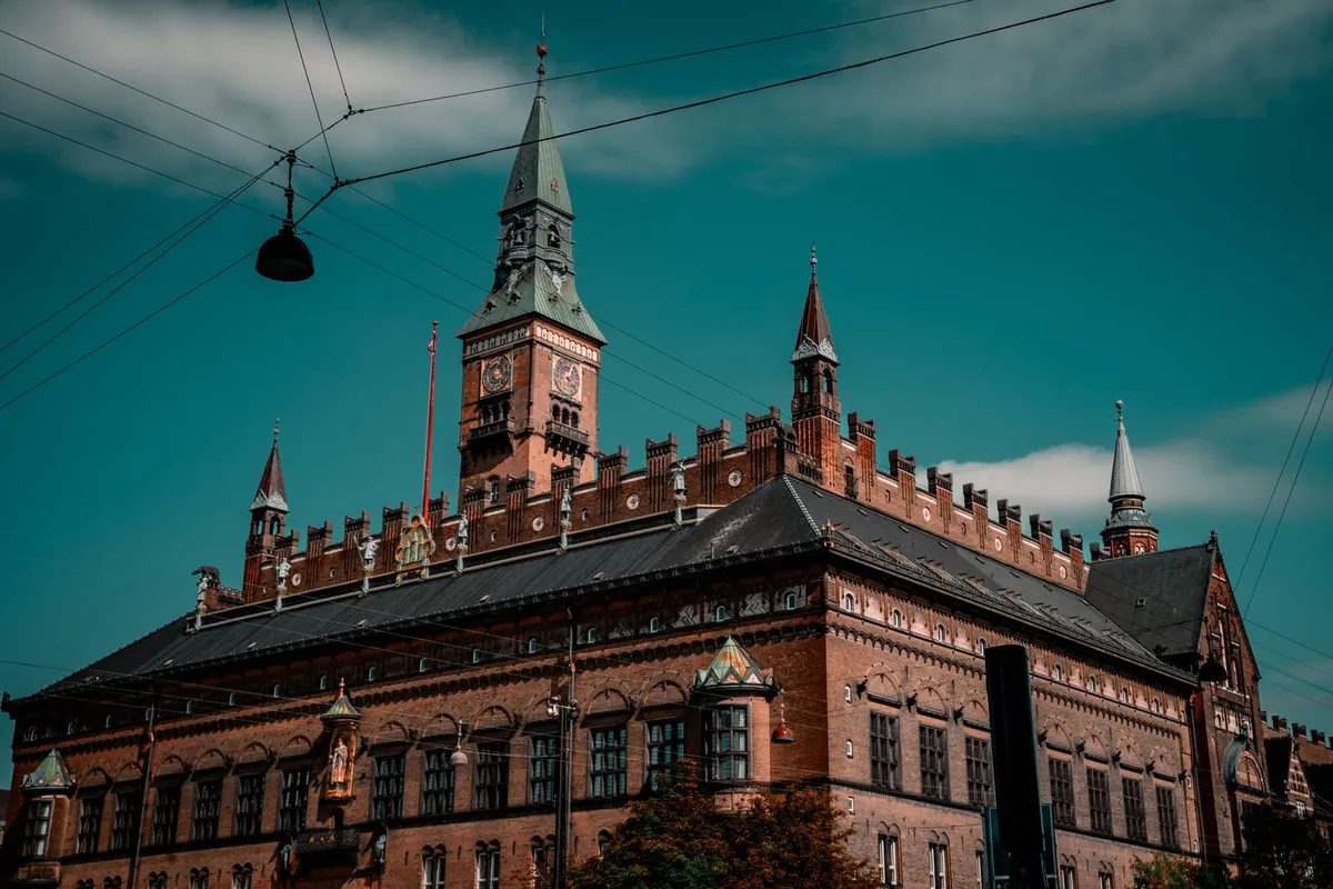 Prefeitura de Copenhague na Rådhuspladsen, praça onde a cidade se reúne na virada do ano