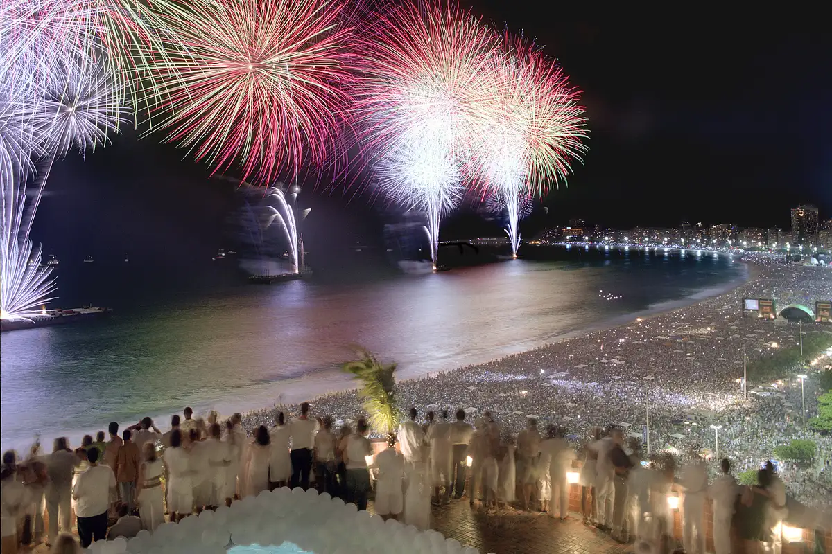 Fogos de artifício sobre Copacabana, no Rio de Janeiro