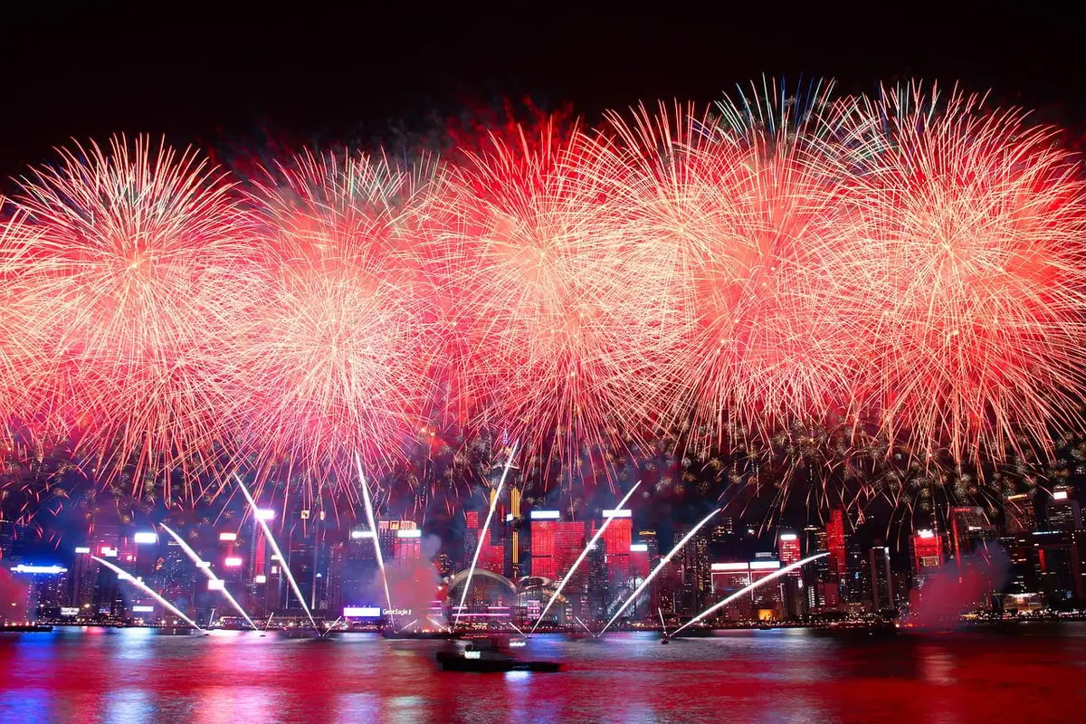 Muitos fogos coloridos iluminam Victoria Harbour e o skyline de Hong Kong à noite
