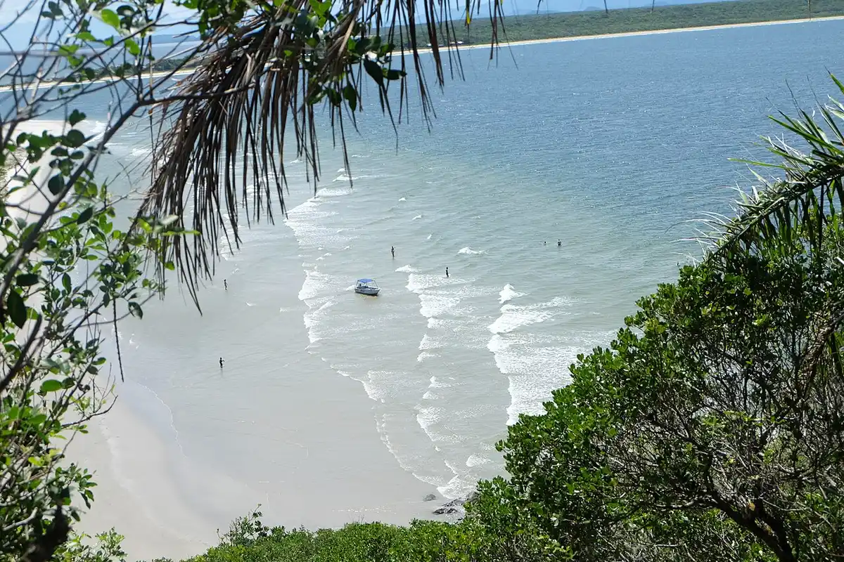 Praia do Farol vista do alto do morro na Ilha do Mel, perto de Nova Brasília