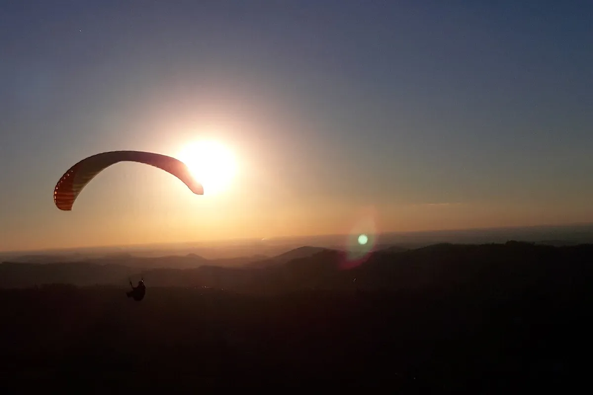 Parapente ao pôr do sol no Alto da Serra, em Serra Negra, interior de São Paulo