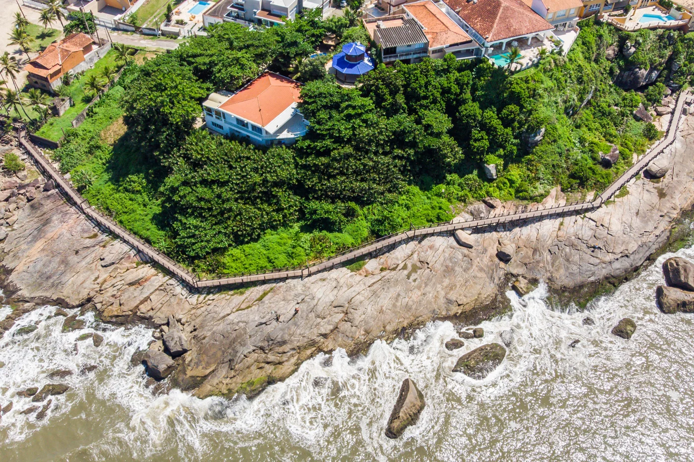 Passarela da Cama de Anchieta sobre as rochas de Itanhaém