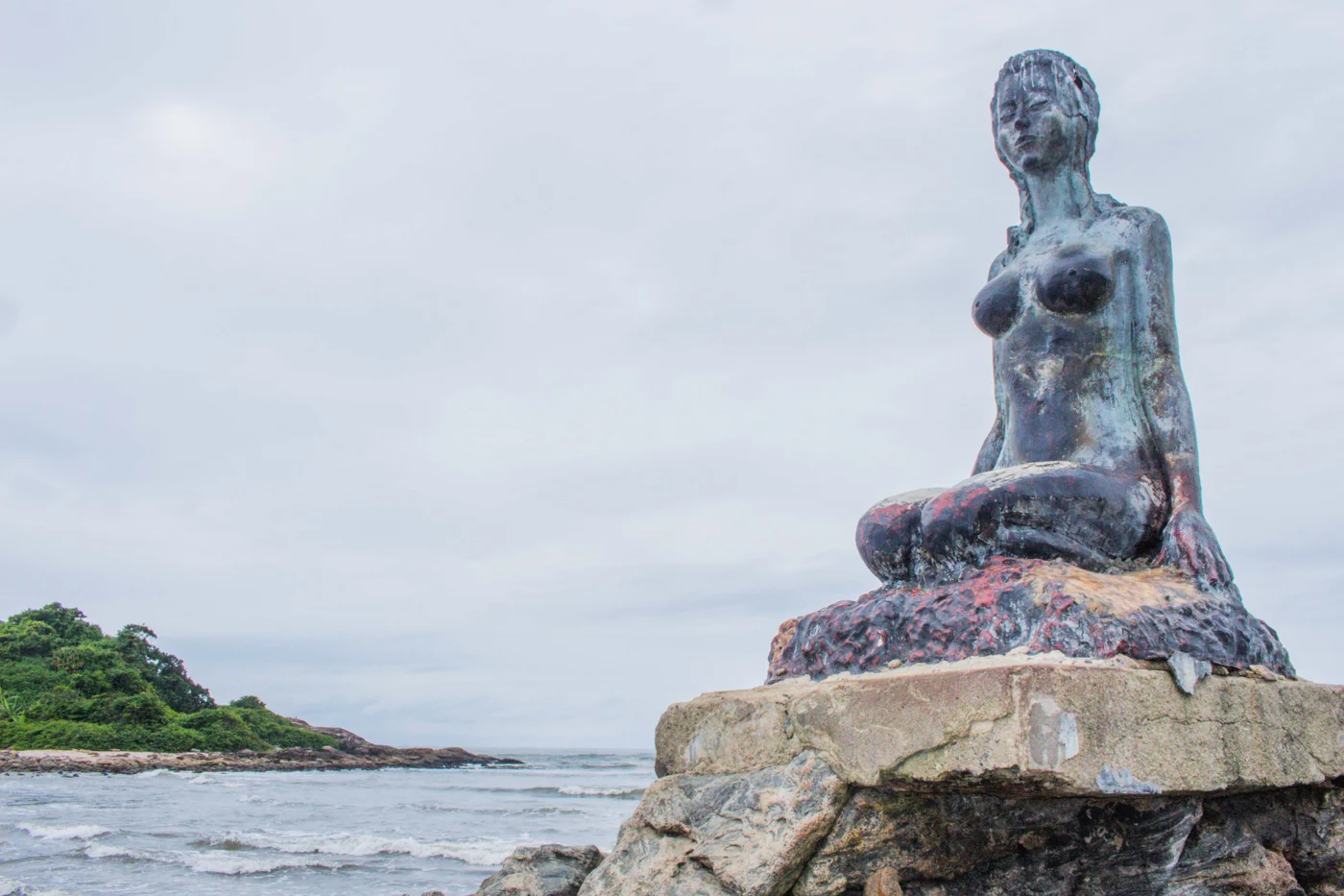 Monumento Mulheres de Areia junto ao mar em Itanhaém