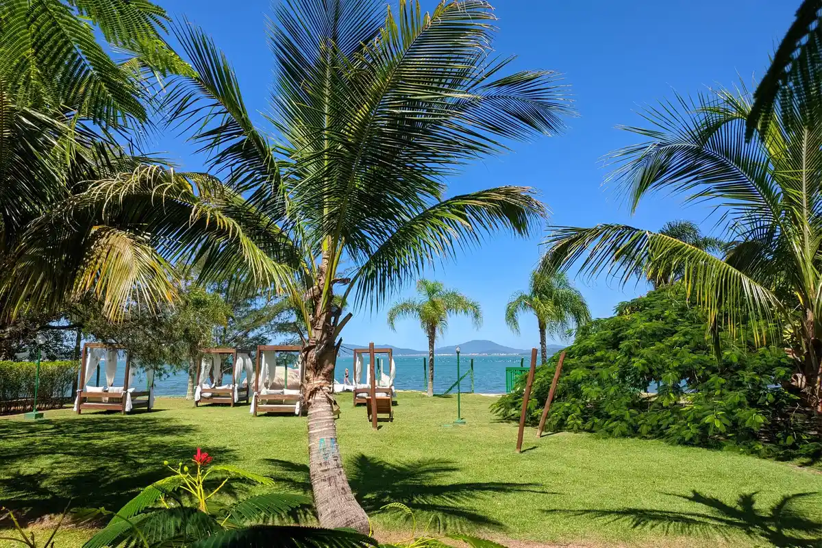Orla com coqueiros e cabanas em Governador Celso Ramos, em Santa Catarina, cidade do Safari Beach e da saída da Escuna Maresia