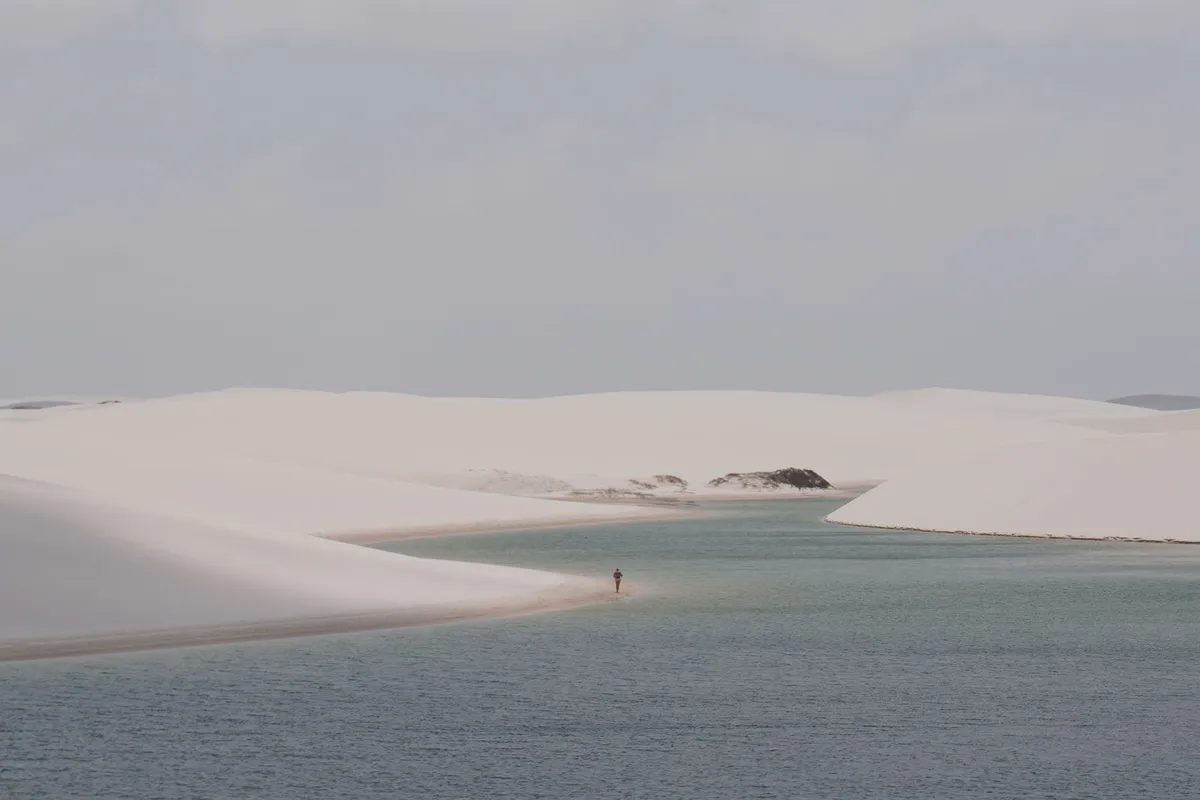 Dunas brancas e lagoa nos Lençóis Maranhenses, passeio para o 1º de janeiro