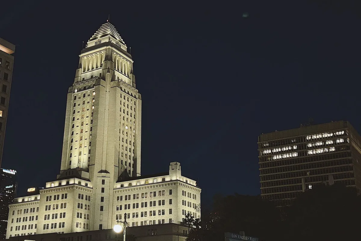 Prefeitura de Los Angeles iluminada à noite