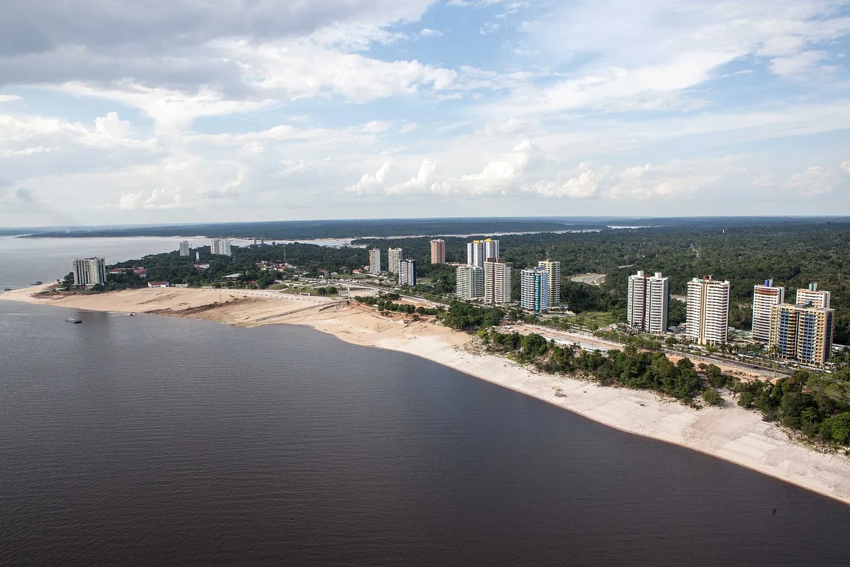 Orla da Praia da Ponta Negra, em Manaus, palco do réveillon gratuito, à beira do Rio Negro