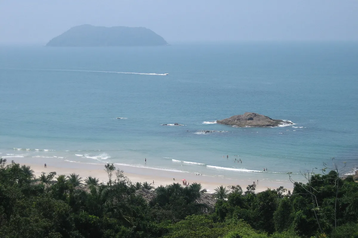 Praia de Juquehy, em São Sebastião, opção mais tranquila para o réveillon na Costa Sul