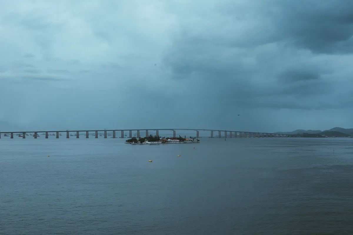 Ponte Rio-Niterói sobre a baía de Guanabara em dia nublado