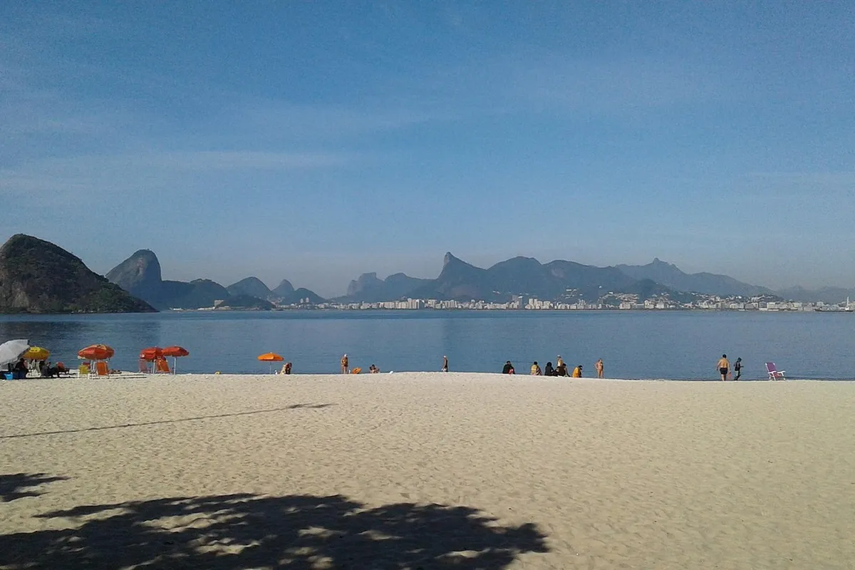 Praia de Icaraí, em Niterói, com a baía de Guanabara e as montanhas do Rio ao fundo