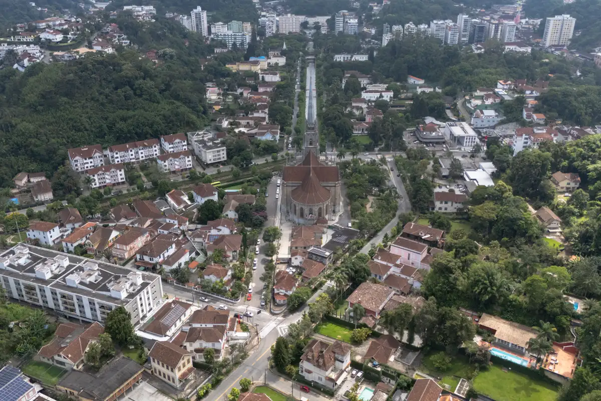 Catedral de Petrópolis vista da Avenida Koeler, no Centro Histórico