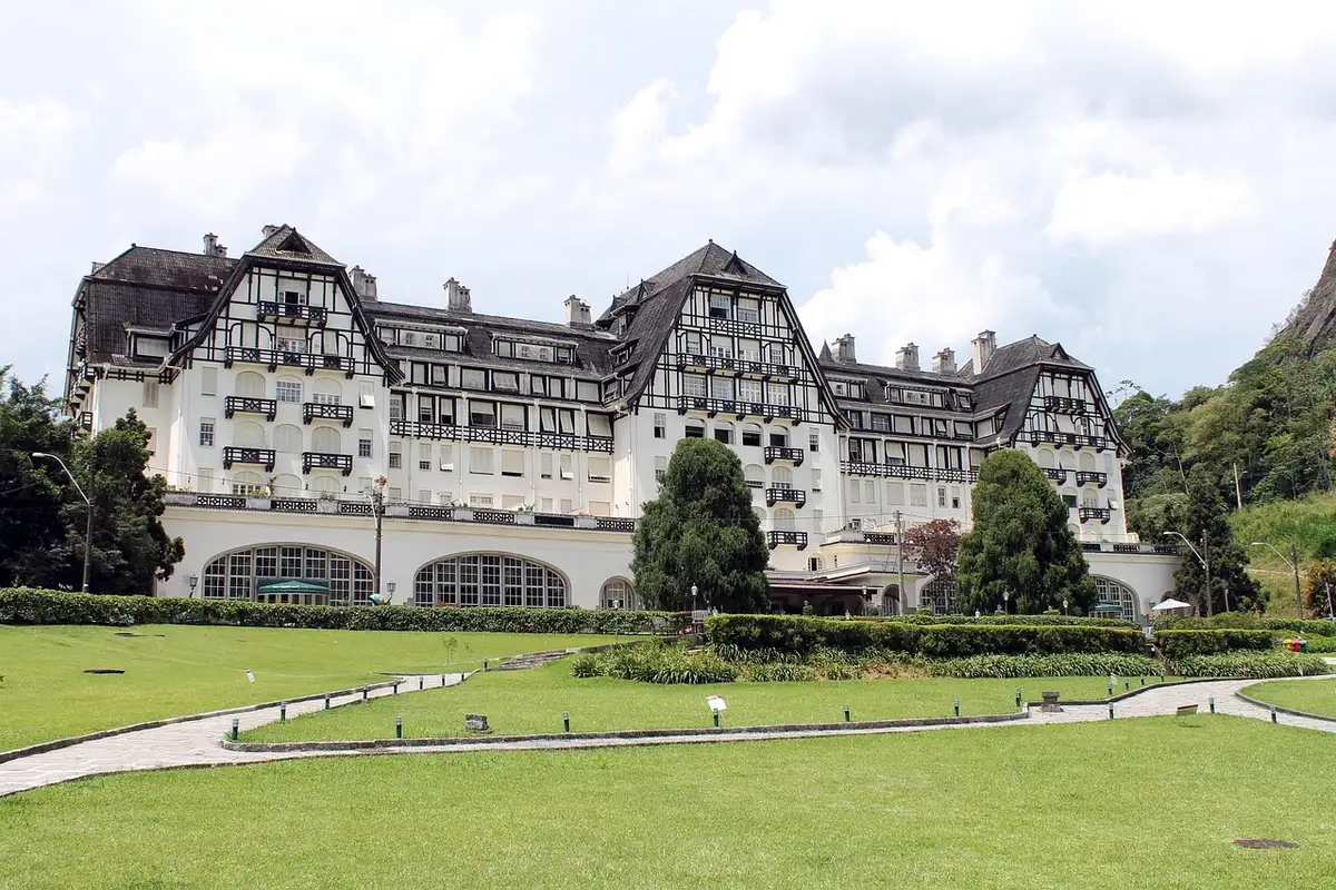 Palácio Quitandinha e o lago, na entrada de Petrópolis