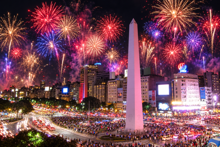 Obelisco de Buenos Aires à noite sob muitos fogos coloridos no réveillon, ilustração