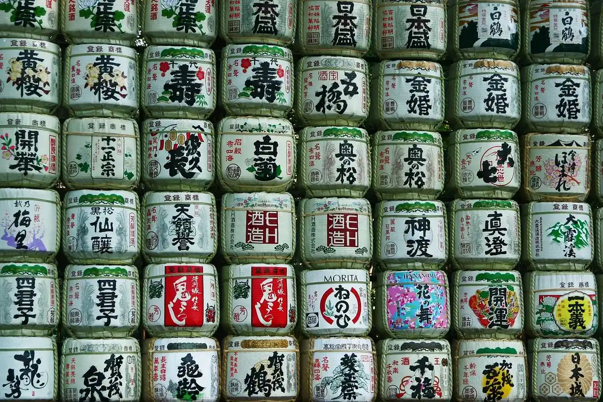 Portal torii do santuário Meiji Jingu, em Tóquio, que fica aberto a noite toda na virada