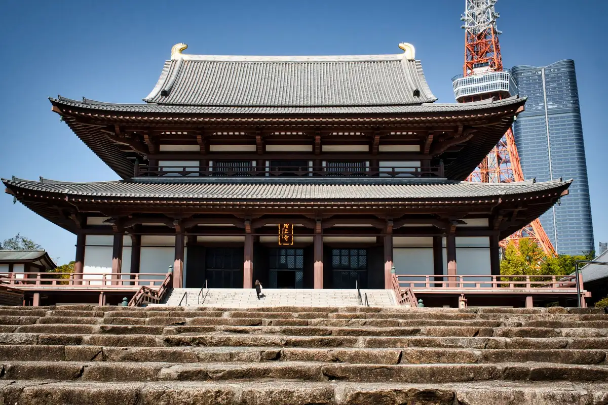 Templo Zojoji com a Tokyo Tower ao fundo, ponto do sino da virada em Tóquio