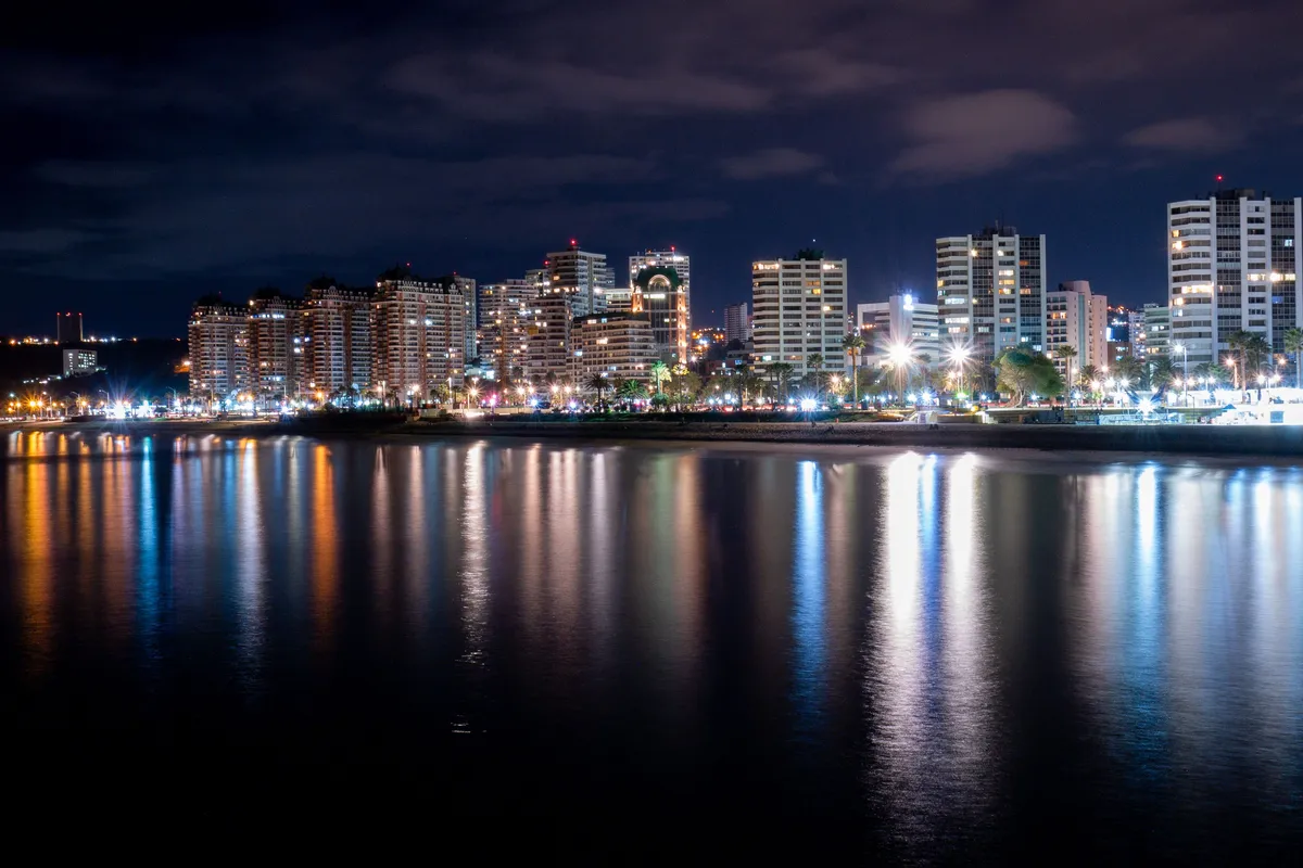 Orla de Viña del Mar à noite, cidade onde a virada tem fogos no mar