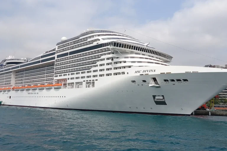 Navio MSC Divina, que recebe o cruzeiro gospel Rota do Propósito, atracado em Istambul