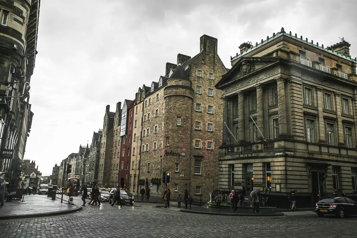 Fachadas de pedra e pavimento da Royal Mile no centro histórico de Edimburgo