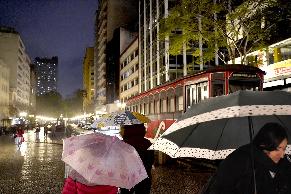 Bondinho da leitura na Rua XV de Novembro, no Centro de Curitiba