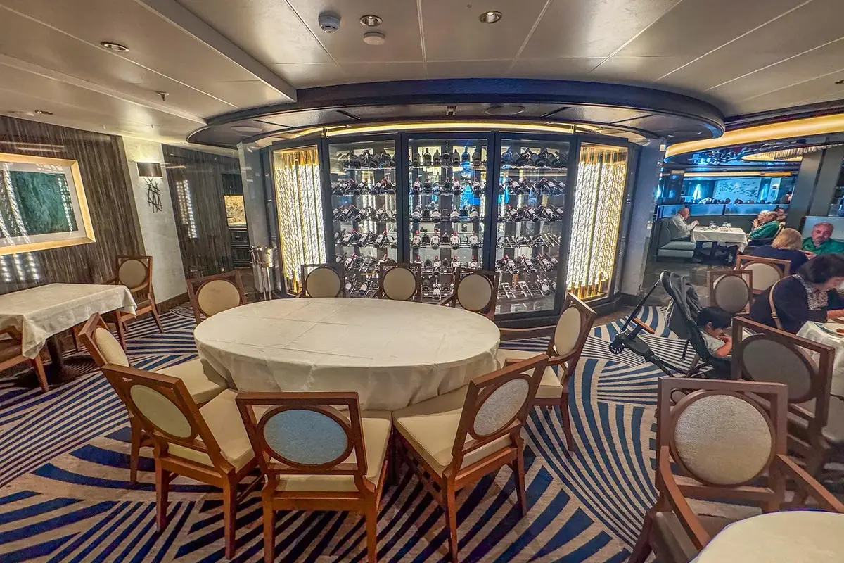 Sala de jantar de navio de cruzeiro com mesas arrumadas