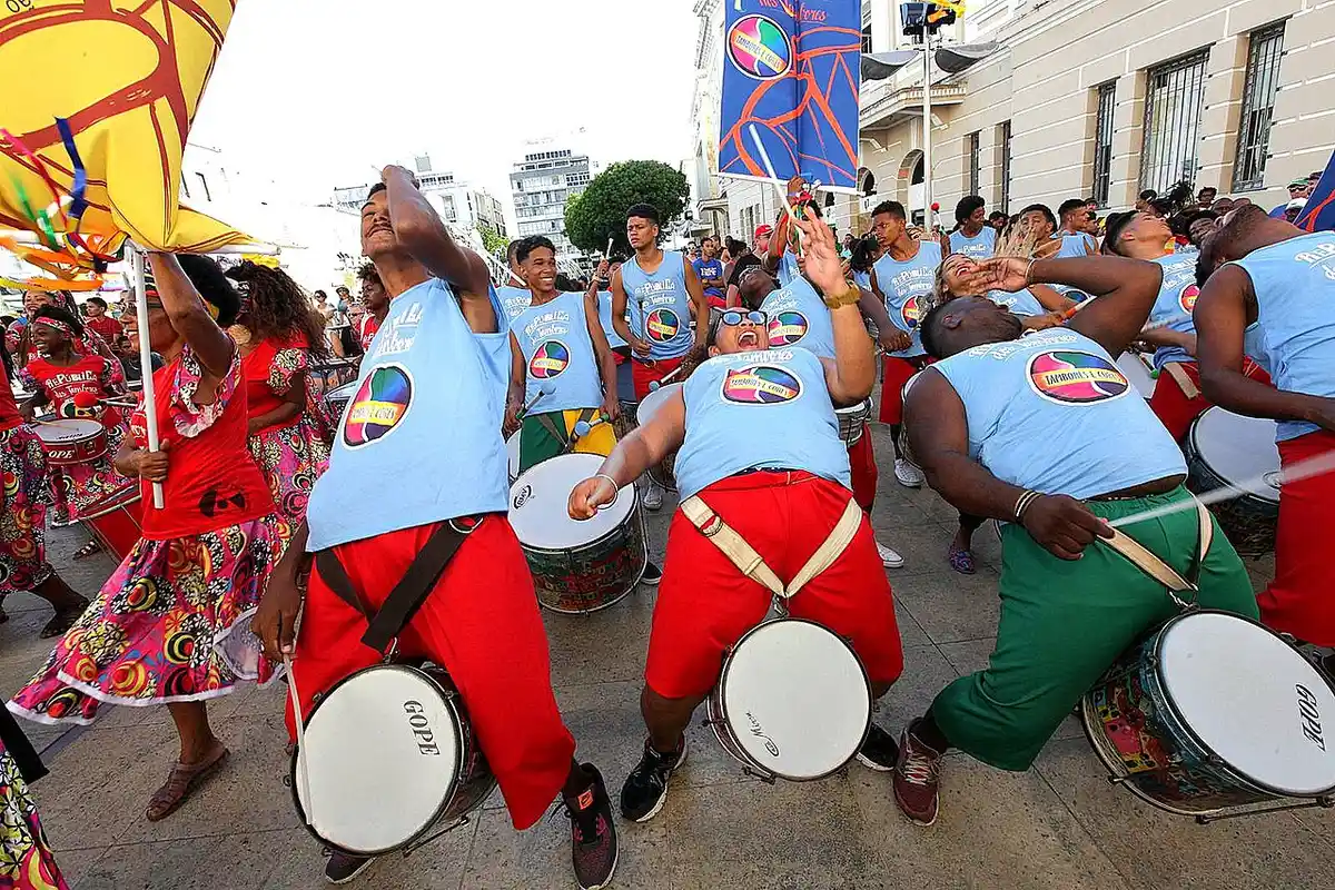 Bloco de percussão desfilando no Carnaval de Salvador
