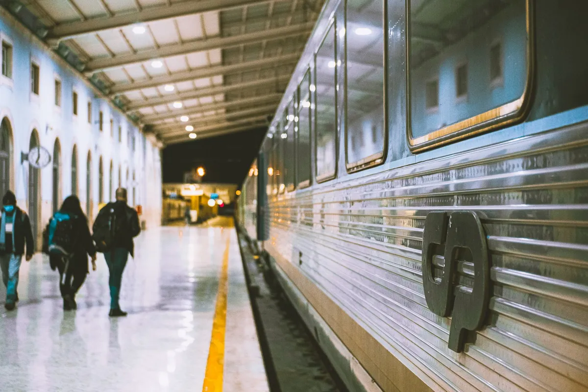 Trem parado na plataforma da estação de Santa Apolónia, em Lisboa