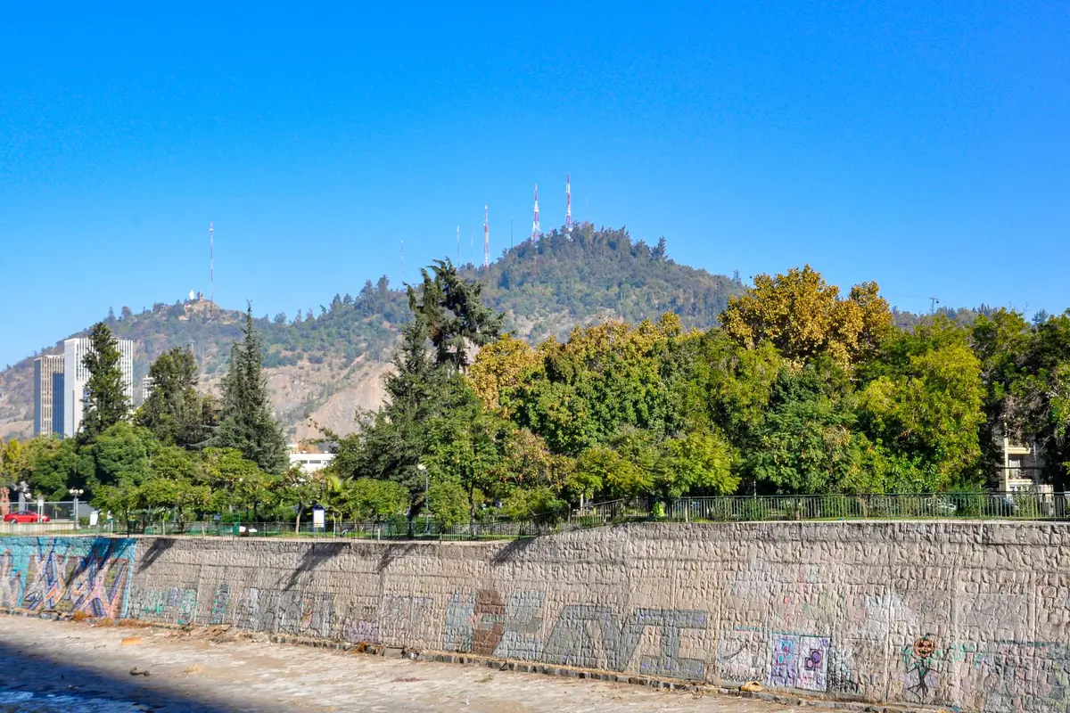 Cerro San Cristóbal visto da cidade de Santiago