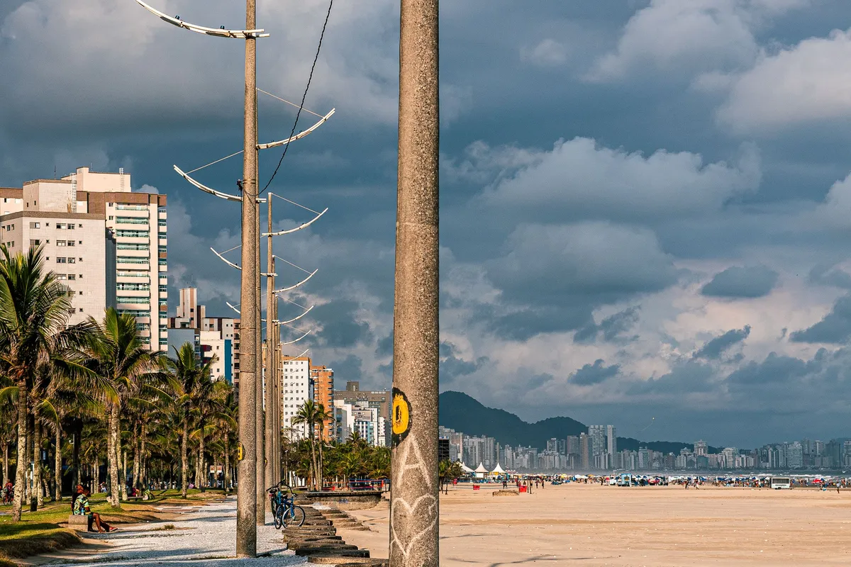 Orla de Santos con jardín, ciclovía, playa y edificios frente a la bahía