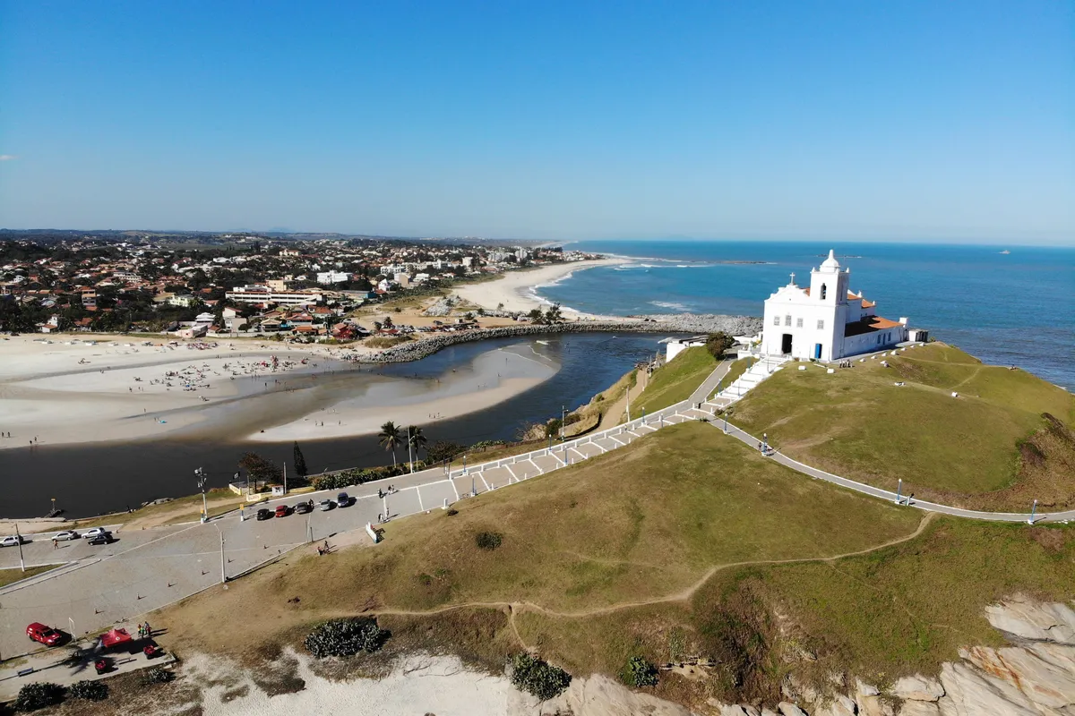 Igreja de Nossa Senhora de Nazaré e litoral de Saquarema