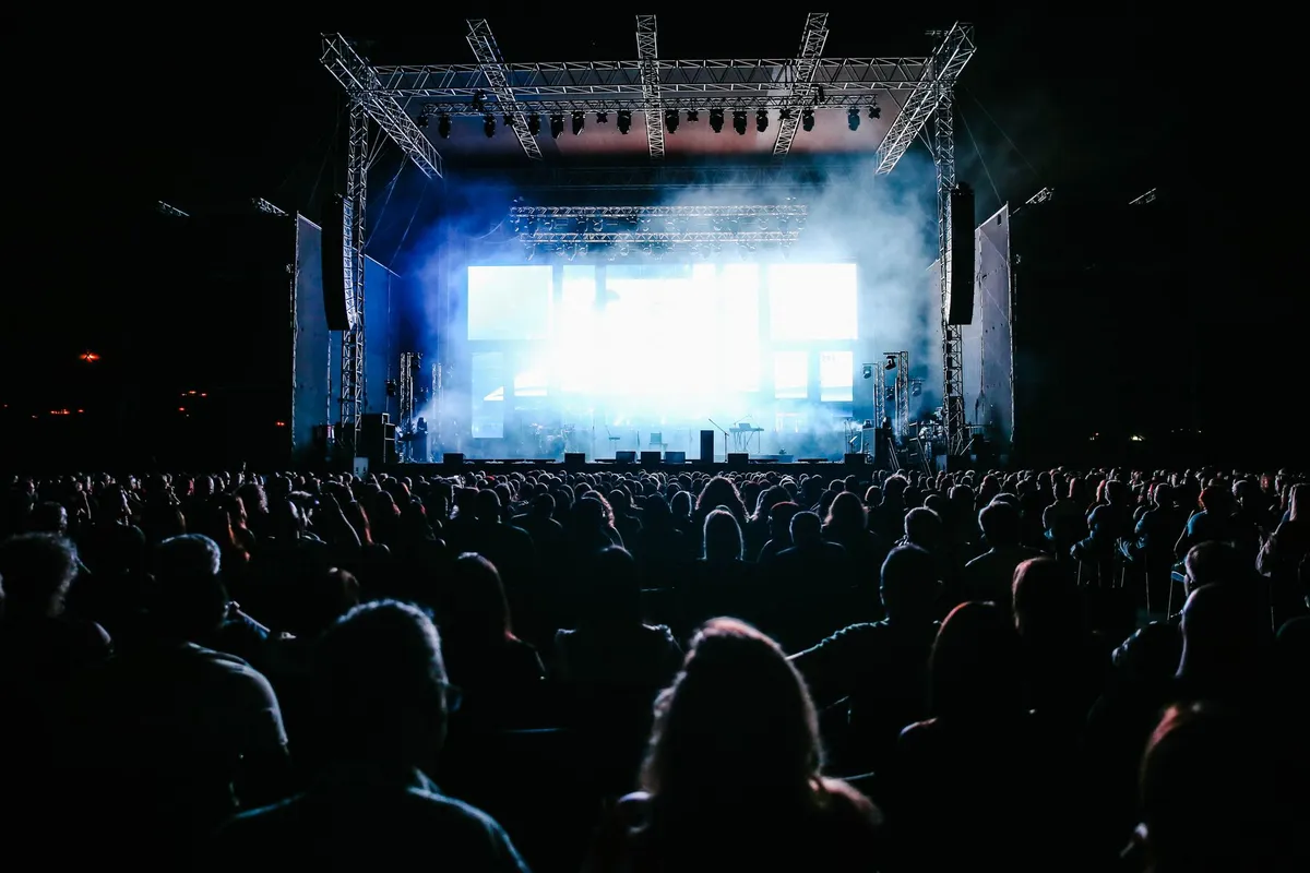 Plateia assistindo a um show ao vivo; foto ilustrativa, não retrata Seal