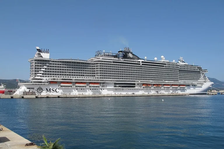 MSC Seaview atracado em Ajaccio