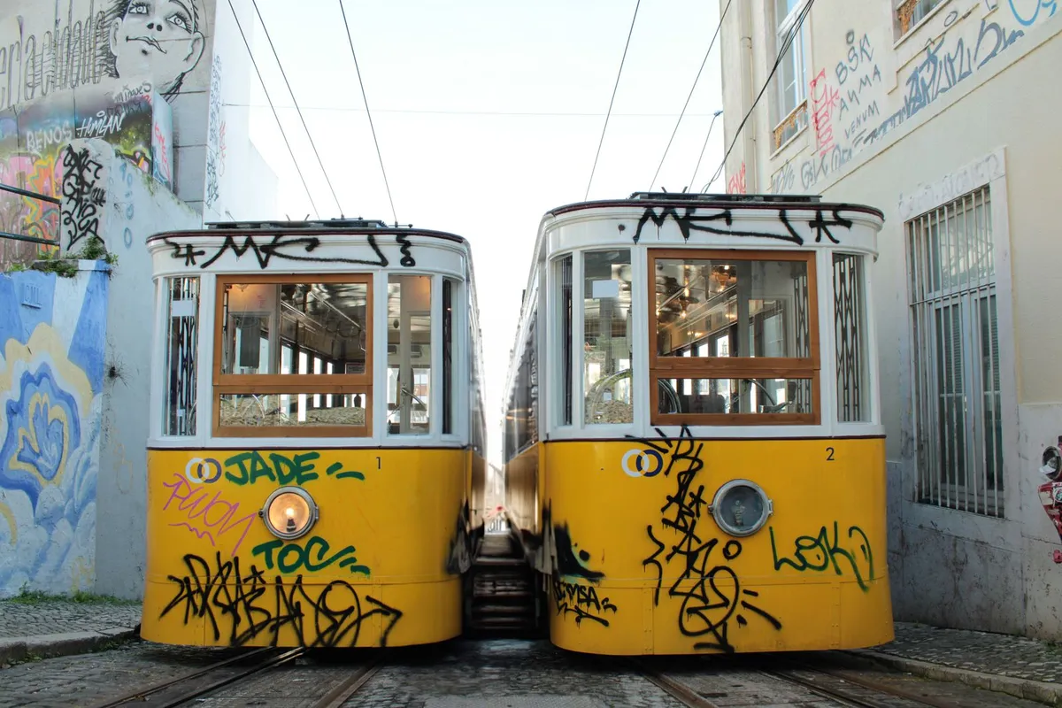 Elétricos amarelos em rua de Lisboa, Portugal
