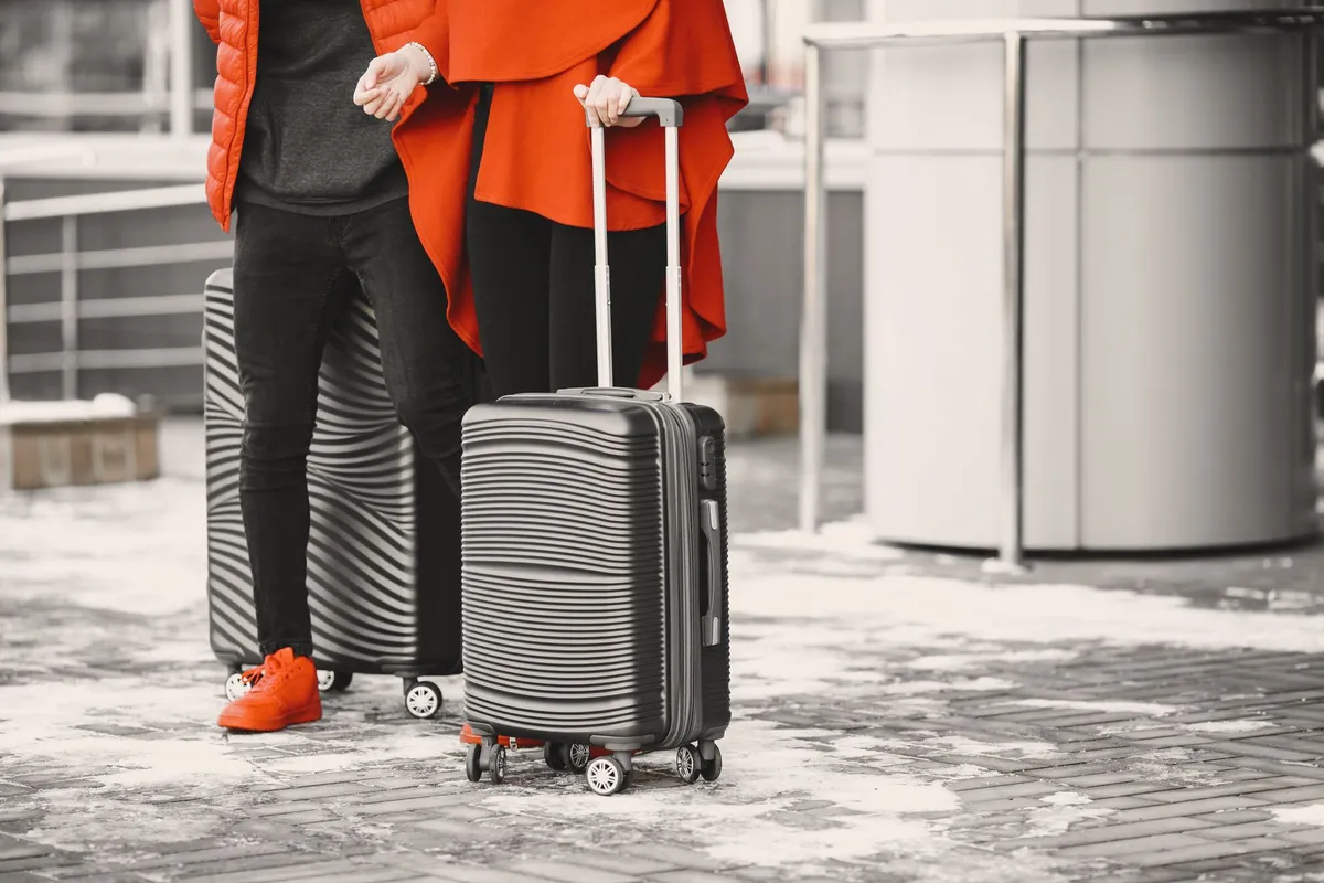 Viajantes maduros com malas prontas para embarcar