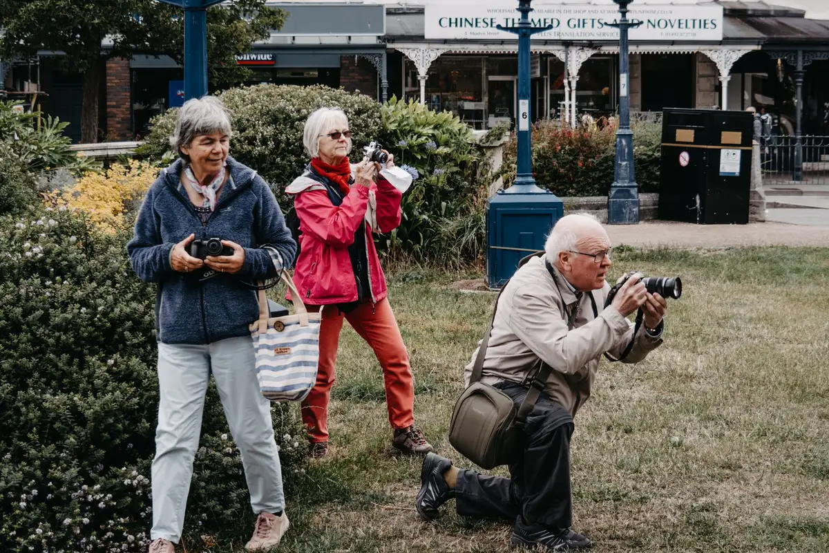 Grupo de turistas idosos fotografando durante uma viagem