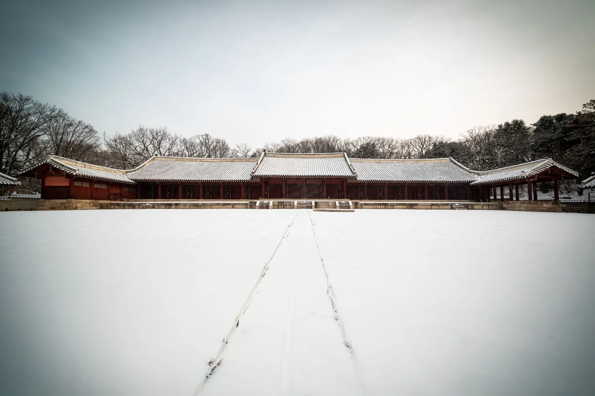 Pátio e telhados do Palácio Changdeokgung cobertos de neve, em Seul