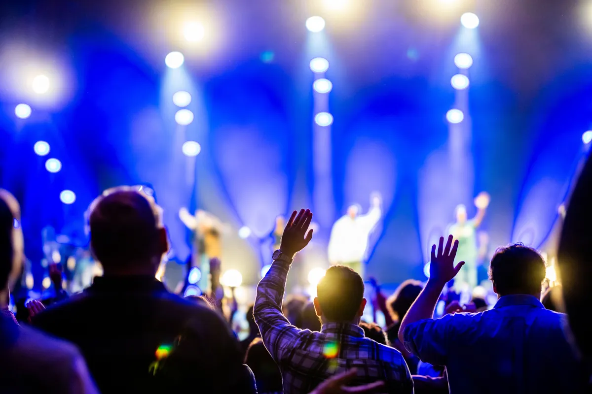 Plateia e iluminação durante apresentação musical ao vivo