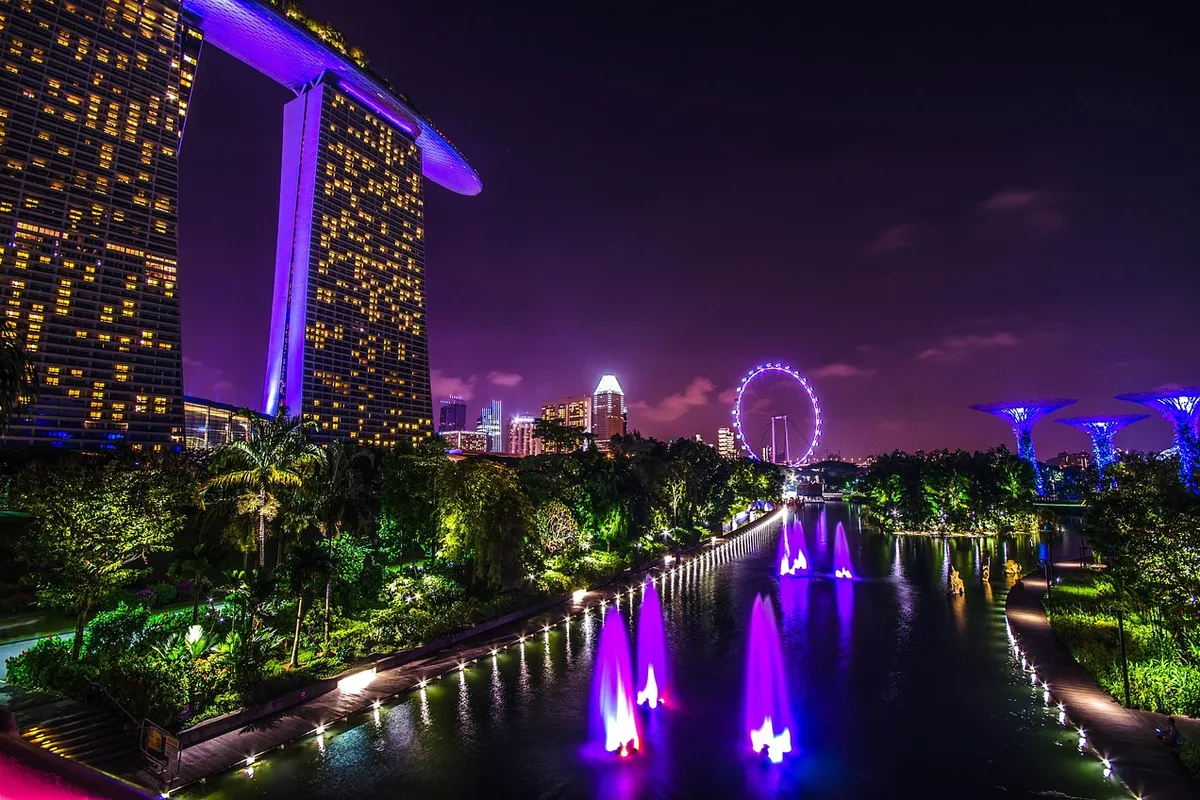 Marina Bay Sands, Singapore Flyer e Supertrees iluminados vistos dos jardins à noite