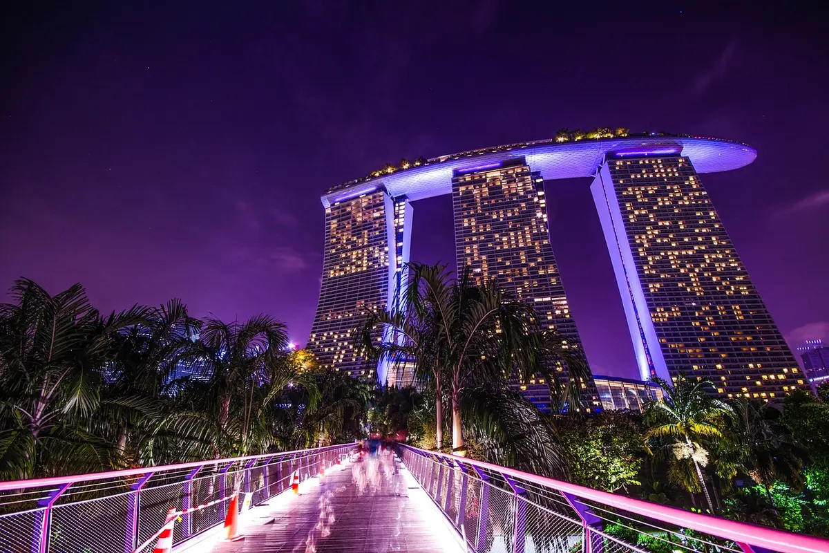 Torres e SkyPark do Marina Bay Sands à noite vistos dos jardins