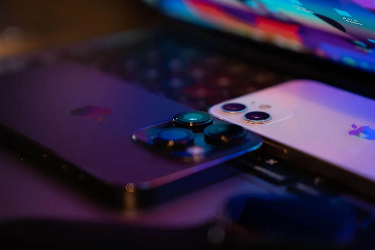 Dois smartphones sobre um computador portátil