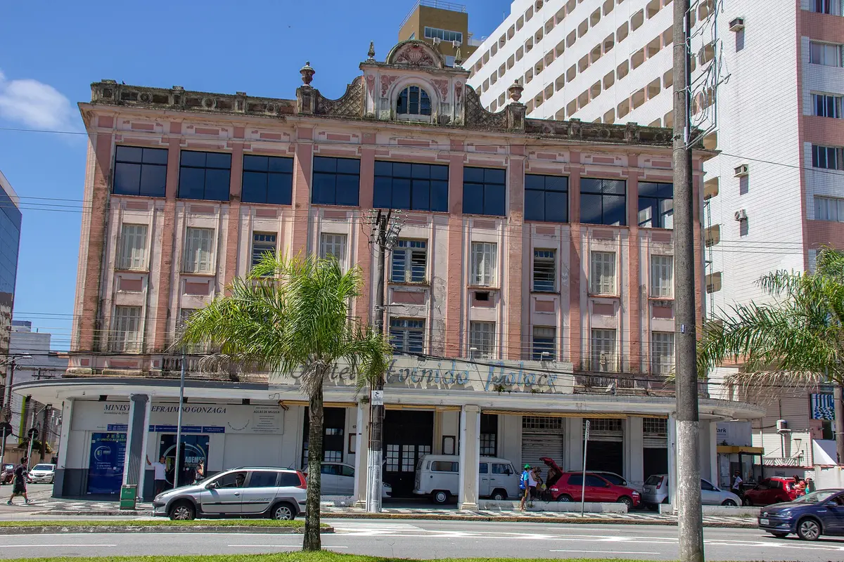 Edifício histórico em Santos, cidade de embarque do roteiro brasileiro