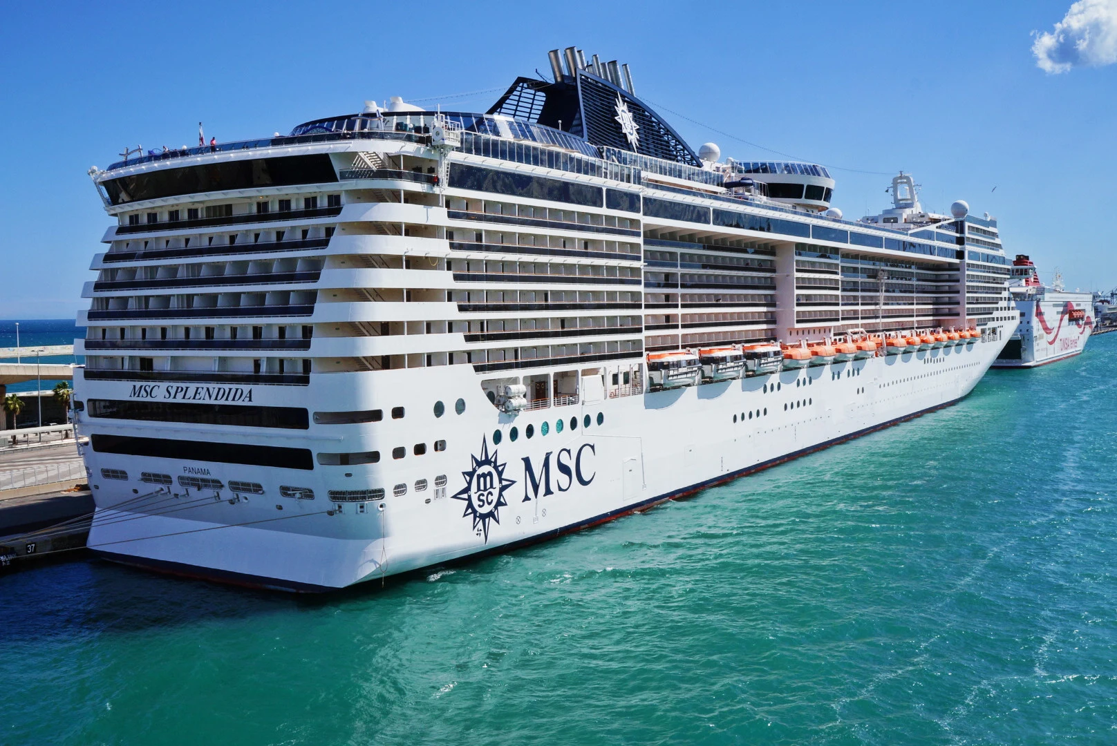 MSC Splendida atracado, visto de lado