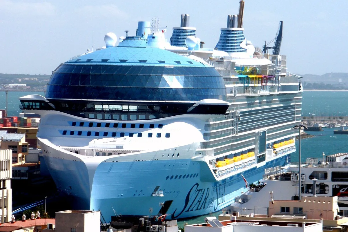 Proa do Star of the Seas atracado, com a cúpula de vidro do AquaDome no alto