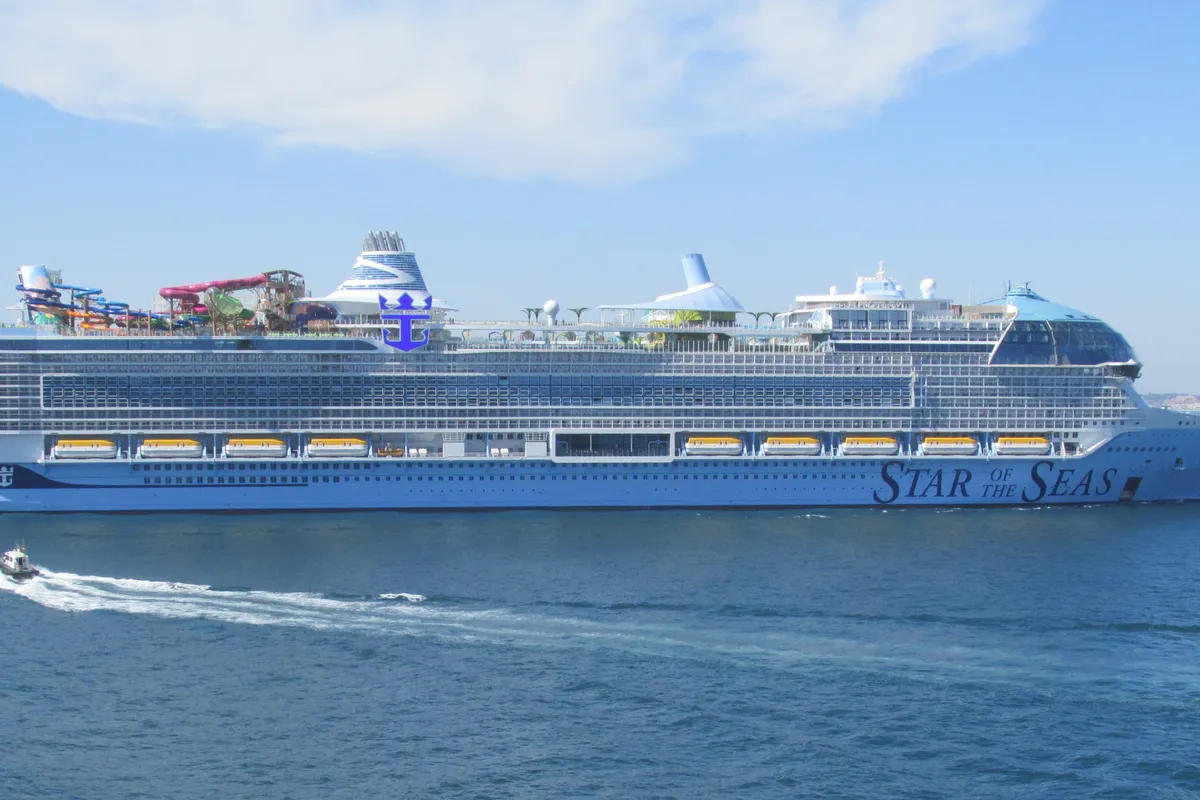 Star of the Seas, da Royal Caribbean, navegando de lado com o nome no casco e os toboáguas na popa