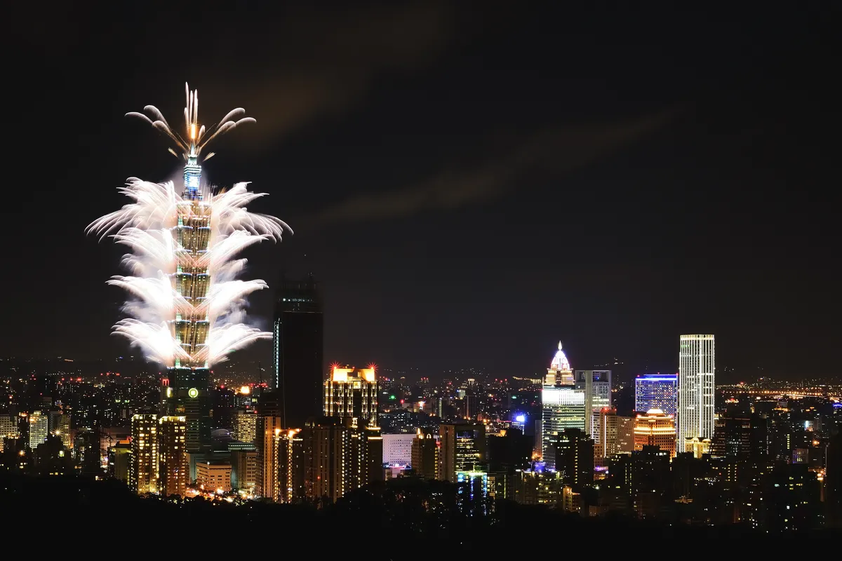 Fogos da edição 2017 no Taipei 101 com os edifícios de Taipei iluminados