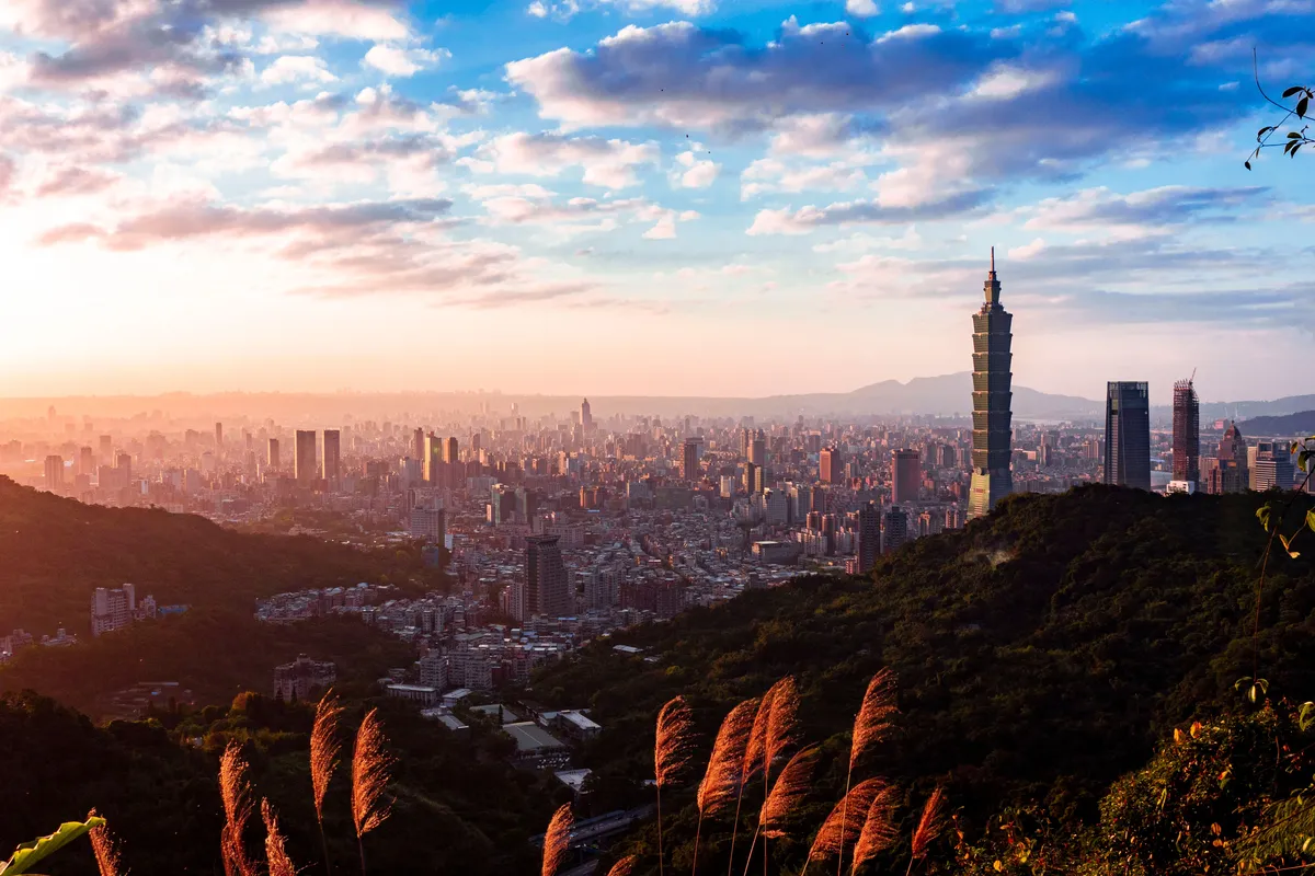 Skyline de Taipei com Taipei 101 observado da região de Xiangshan